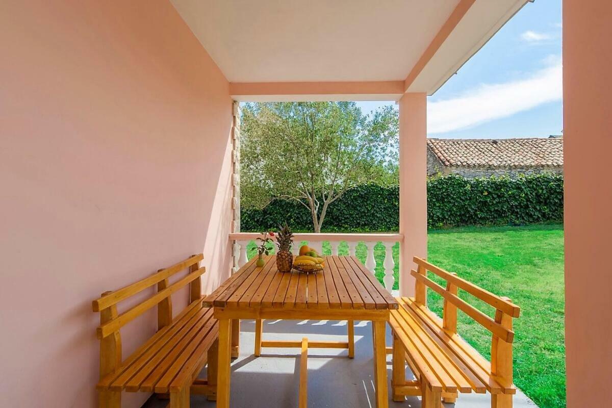 Vacation House Maslina Rupalj 外观 照片