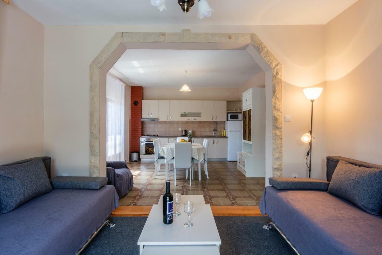 Vacation House Maslina Rupalj 外观 照片